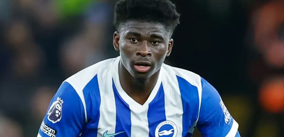 Futbolchi Brighton formasi bilan maydonda harakatda
