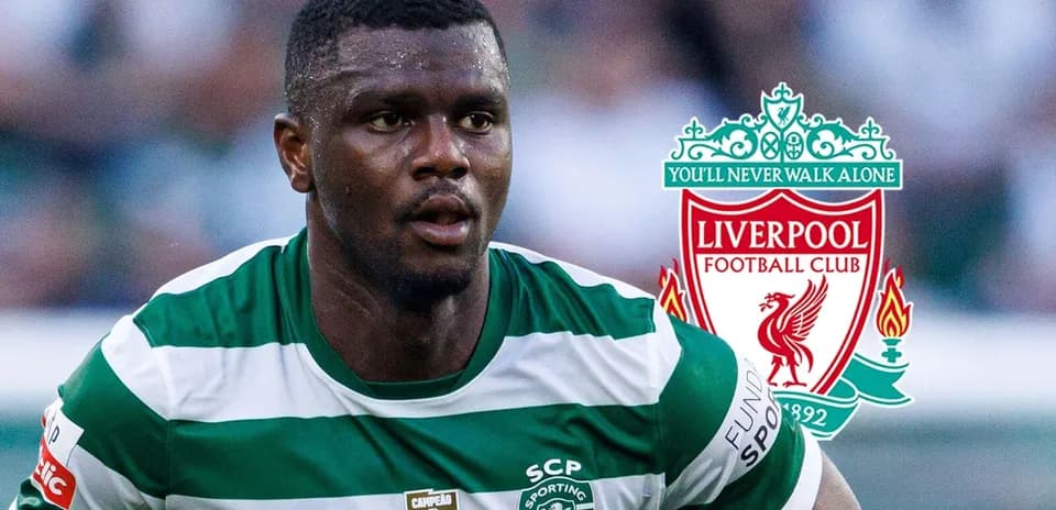 Futbolchi Sporting Lisbon formasida, Liverpool logotipi orqasida