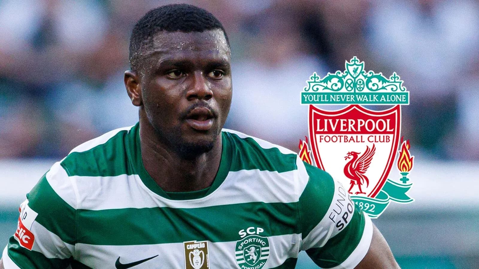 Futbolchi Sporting Lisbon formasida, Liverpool logotipi orqasida