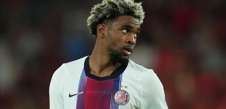 Futbolchi PSG formasida maydonda harakatda