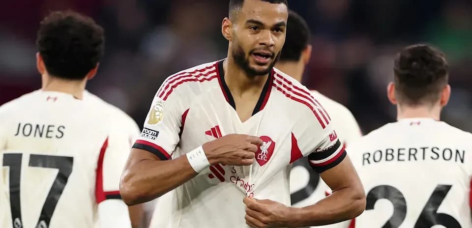 O'yin davomida futbolchilar, biri formasi bilan shug'ullanmoqda
