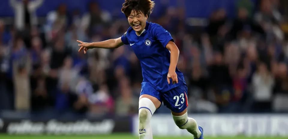Futbolchi Chelsea formasida maydonda yugurmoqda