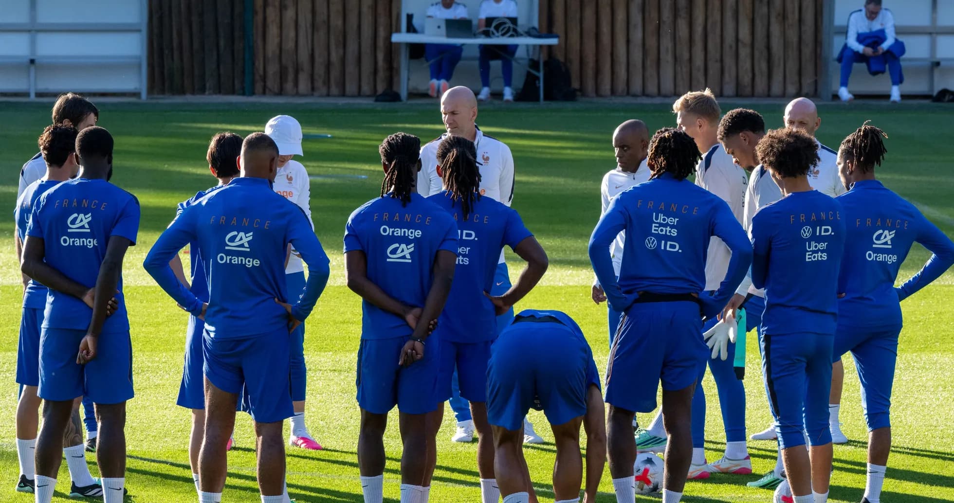 Fransiya futbol jamoasi treningda murabbiy bilan maslahatlashmoqda