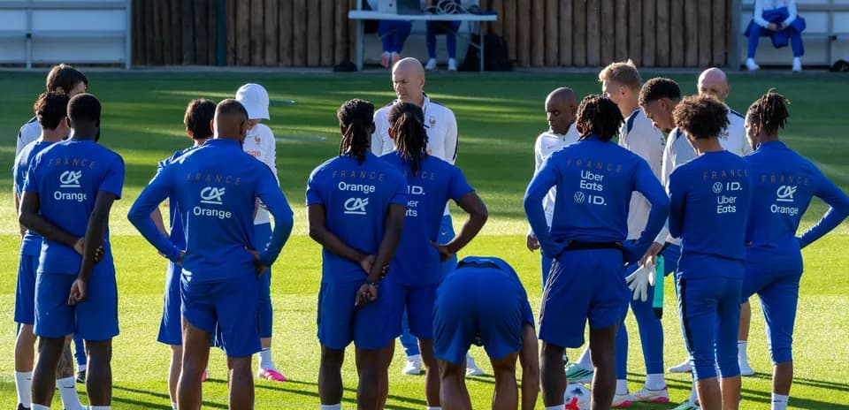 Fransiya futbol jamoasi treningda murabbiy bilan maslahatlashmoqda