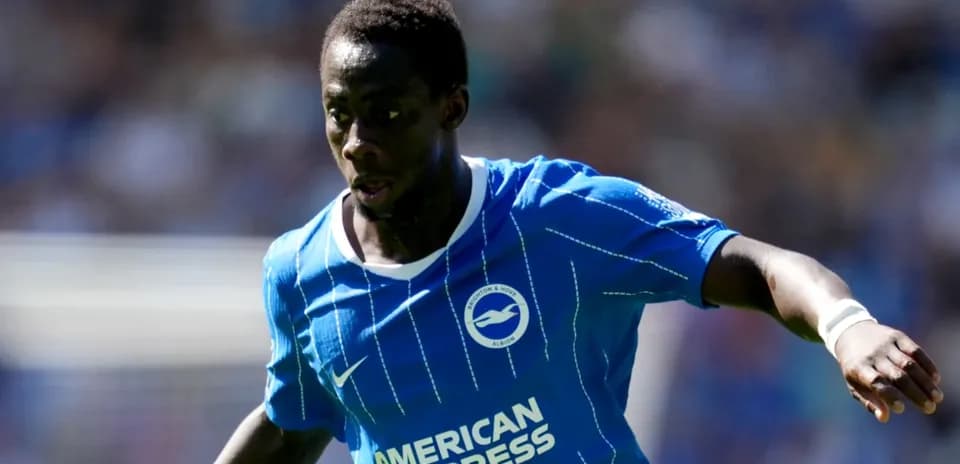 Futbolchi to'p bilan harakatda maydonda