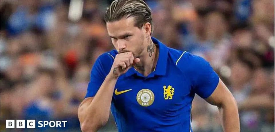 Futbolchi maydonga chiqmoqda, Chelsea formasi kiygan