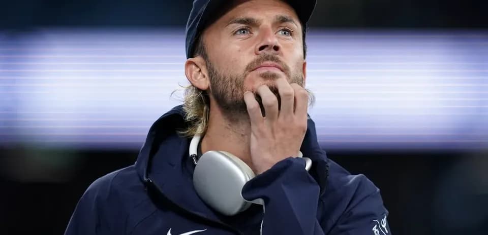 Yigitli odam stadionda o'ylab turibdi