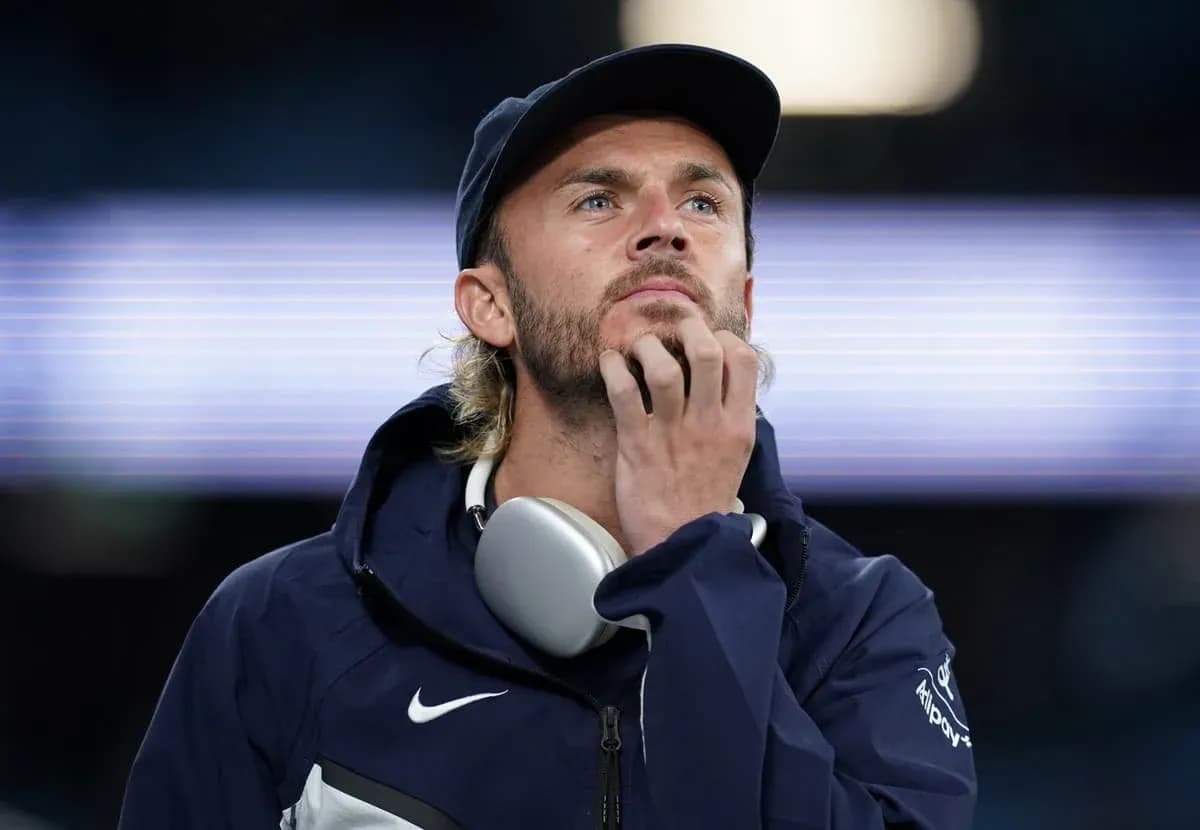 Yigitli odam stadionda o'ylab turibdi