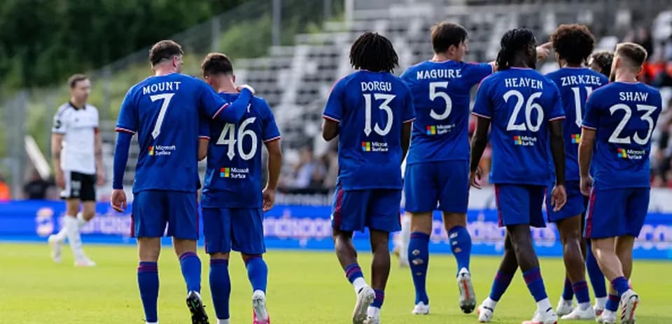 Futbolchilar bir-biriga yaqinlashayotgan holatda