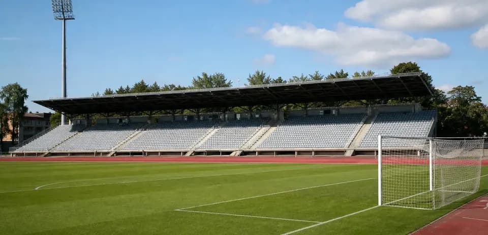 Bo'sh stadion maydoni va o'rindiqlar