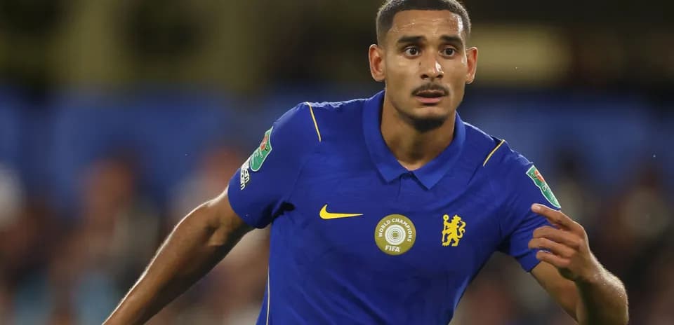 Futbolchi o'yin davomida harakatda
