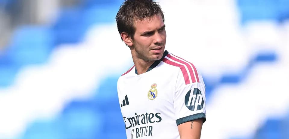 Futbolchi Real Madrid formasida maydonda turibdi