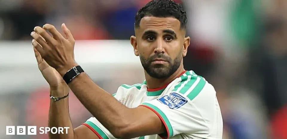 Futbolchi qo'llarini ko'tarib muxlislarni tabriklamoqda