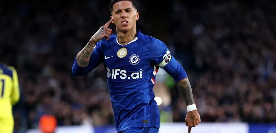 Futbolchi gol urib, qo'lini quloq tomon tutmoqda