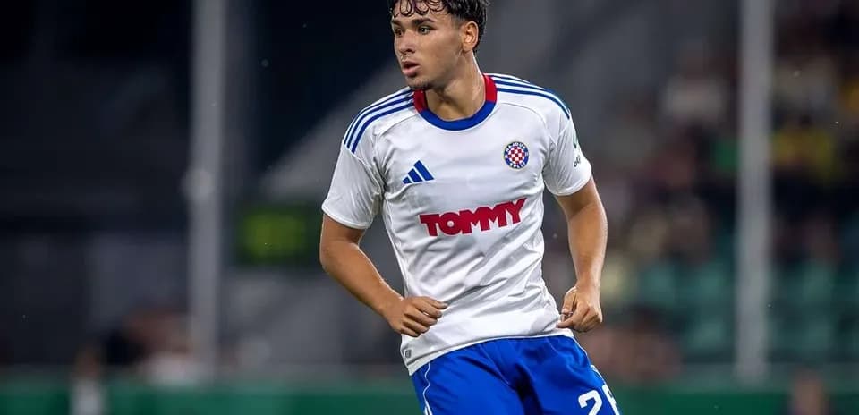 Futbolchi o'yin paytida harakatda