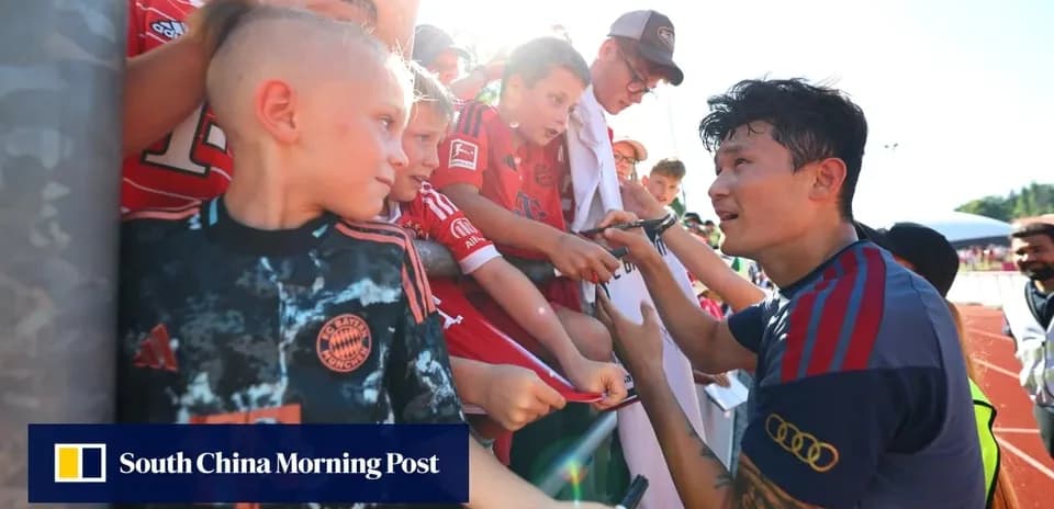 Futbolchi bolalar bilan imzo berishmoqda