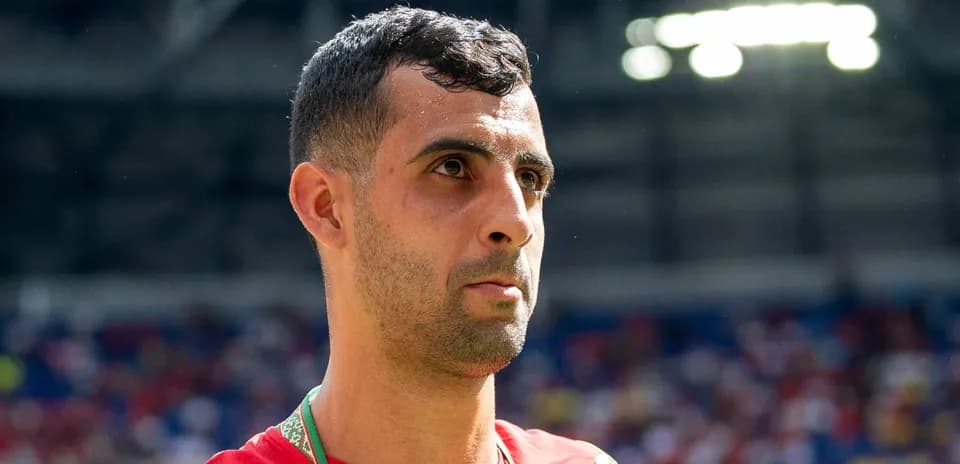 Futbolchi stadionda o'yin boshlanishiga tayyorlanmoqda