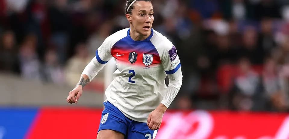 Futbolchi maydonda harakatda, England formasida