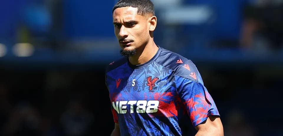 Futbolchi mashg'ulotda, jamoa formasi kiygan