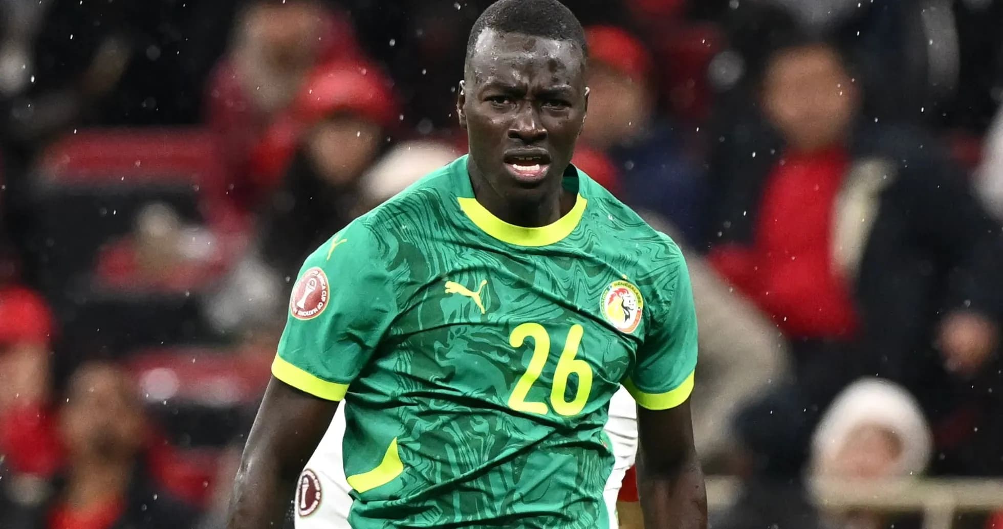Futbolchi raqibga qarshi kurashayotgan holatda