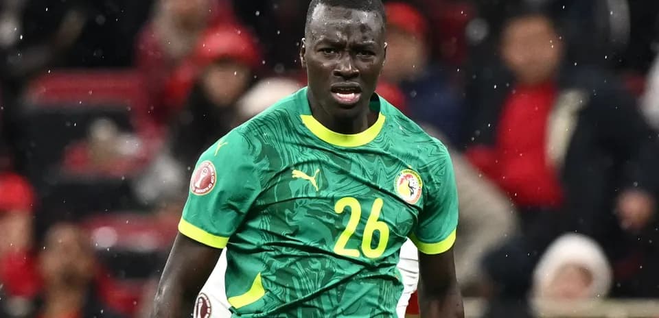 Futbolchi raqibga qarshi kurashayotgan holatda