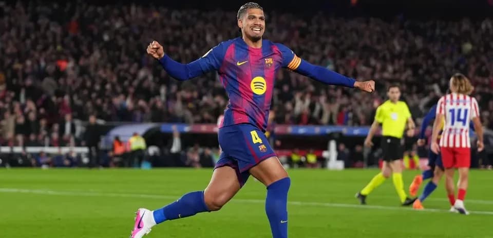 Futbolchi gol urishidan keyin nishonlayapti
