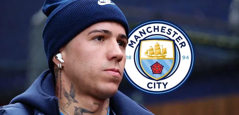 Futbolchi Manchester City logosi bilan