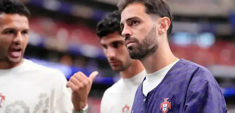 Portugaliya futbolchilari mashg'ulotda bir-biriga gaplashmoqda