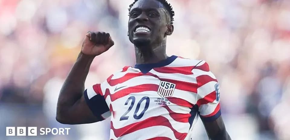 Futbolchi g'alaba qozonganidan keyin qo'lini ko'taradi