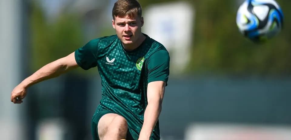 Futbolchi to'pni tepayotgan mashg'ulotda