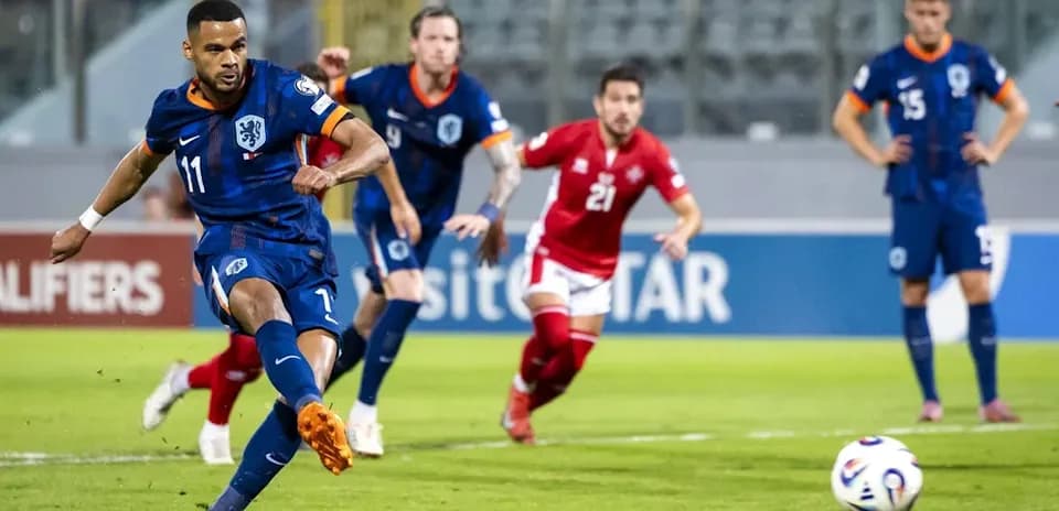 Futbolchi penalti zarba berayotgan payt