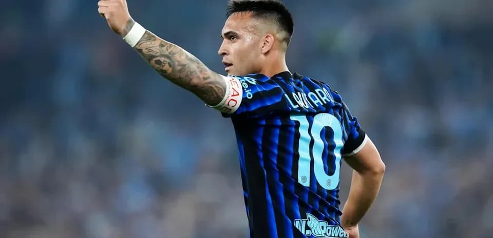 Futbolchi o'yin davomida qo'lini ko'tarib turibdi
