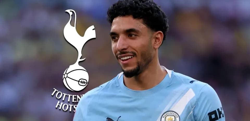 Futbolchi Manchester City formasida, Tottenham Hotspur logotipi bilan