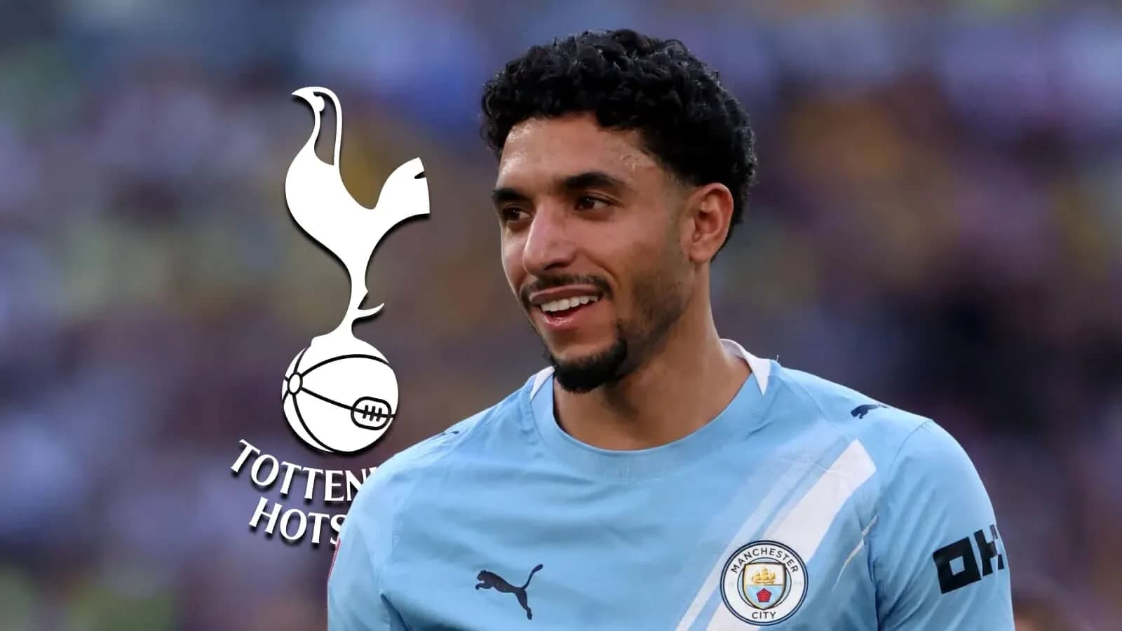 Futbolchi Manchester City formasida, Tottenham Hotspur logotipi bilan