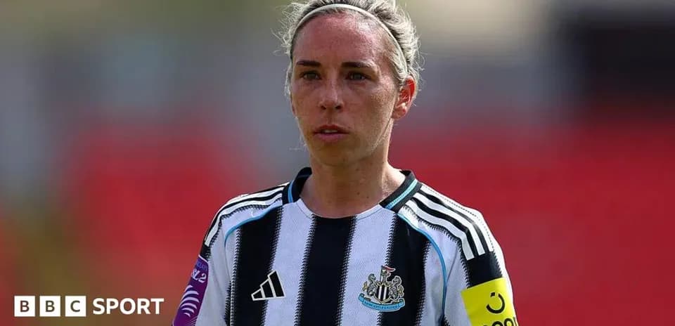Futbolchi maydonga tayyorlanmoqda, Newcastle formasida