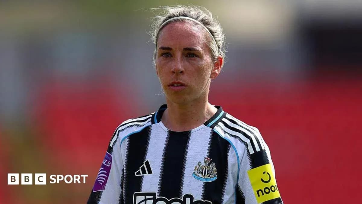 Futbolchi maydonga tayyorlanmoqda, Newcastle formasida