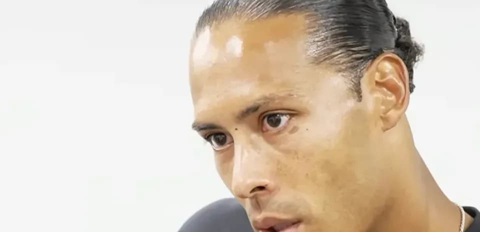 Futbolchi intervyu berayotgani ko'rinadi