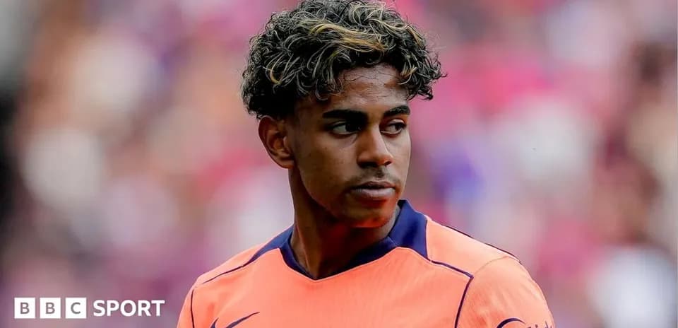 Futbolchi maydonda, Barcelona formasi kiygan