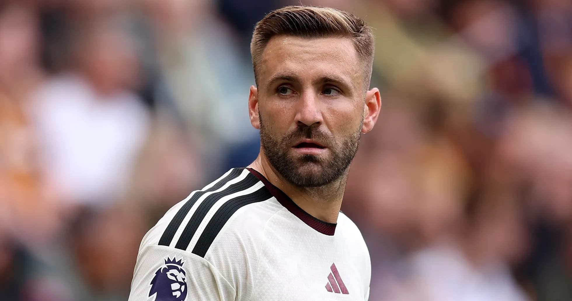 Futbolchi maydonda o'yin davomida ko'rinmoqda