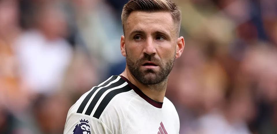 Futbolchi maydonda o'yin davomida ko'rinmoqda