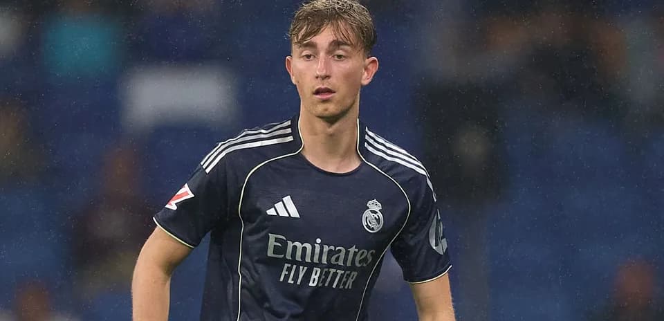 Futbolchi Real Madrid formasi bilan maydonda