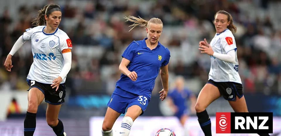 O'yinchi to'pni olib borayotgan futbol o'yini sahnasi