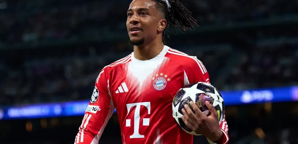 Futbolchi to'p bilan maydonda harakatda