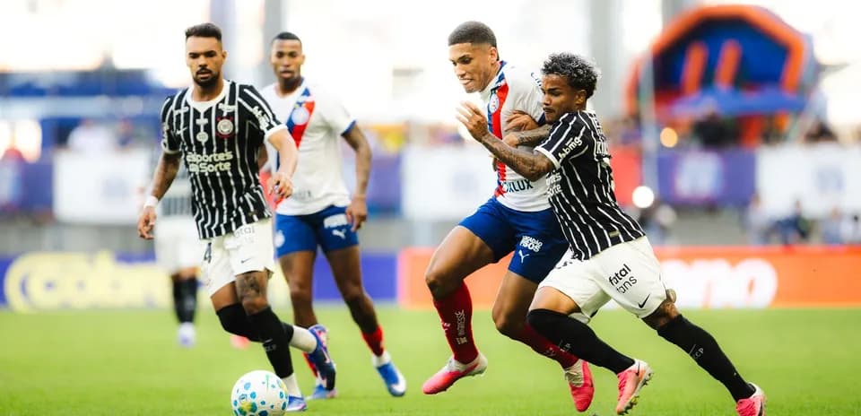 O'yin davomida to'pni olish uchun kurashayotgan futbolchilar