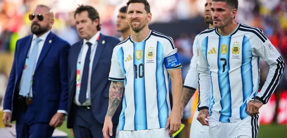 Lionel Messi and teammates walking off the field