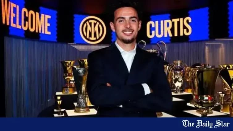 Yoshigiri bilan turgan futbolchi va kuboklar
