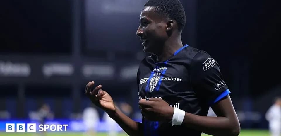 Futbolchi maydonda qo'llarini harakatlantirayotgan