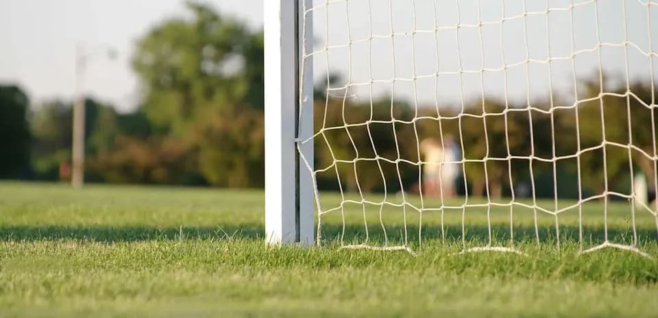 Futbol darvozasining pastki burchagi va tarmog'i
