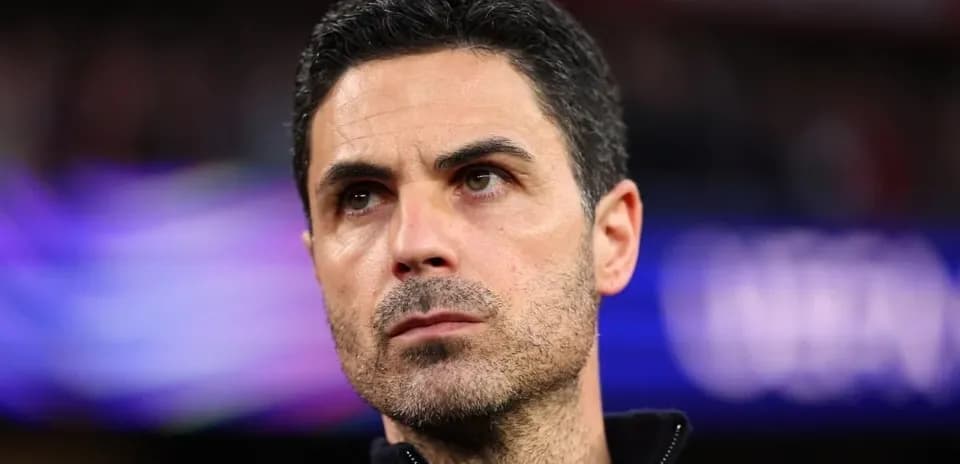 Futbol murabbiyi o'yin paytida e'tiborda