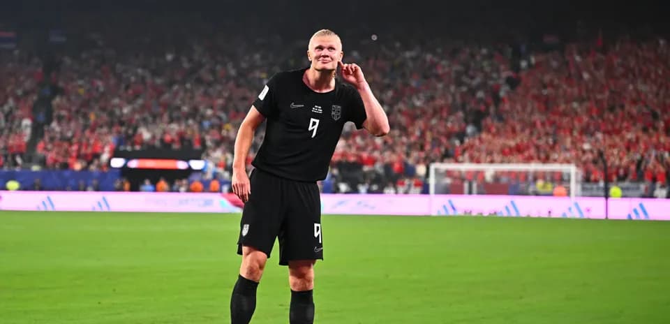 Futbolchi maydonda quloq solib turibdi